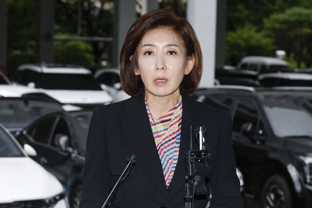 조국, ‘82학번 동기’ 나경원 저격… 한판 붙었다