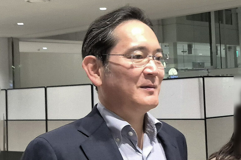 다만 이러한 호재가 평택의 부동산 시장에서는 부작용으로 나타나고 있는 것으로 전해졌다. 과잉 공급으로 인한 미분양이 늘어나면서 집값이 하락세를 보이고 있기 때문이다. 국토교통 통계누리에 따르면, 올해 7월 기준 경기도 평택의 미분양 가구 수는 3,482가구로 전국 226개 지방자치단체 중 1위다. 이는 경기도 전체 미분양 가구 수의 3분의 1가량을 차지하는 규모다.